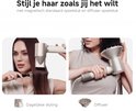 Links: Vrouw stijlt haar met een borstel en haardroger. Rechts: Vrouw gebruikt een diffuser. Text: Stijl je haar zoals jij het wilt