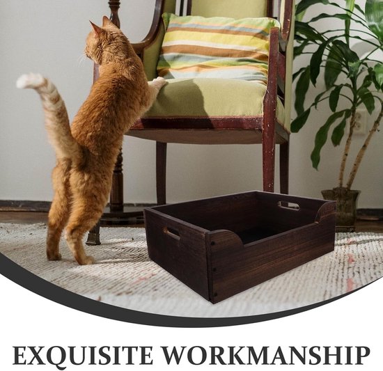 Donkerhouten krat naast een stoel met een oranje kat, tekst "EXQUISITE WORKMANSHIP".