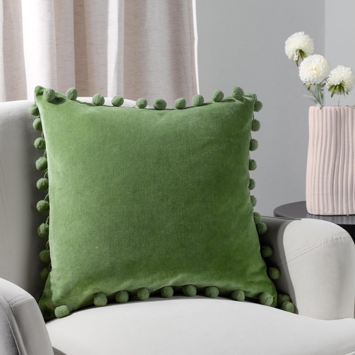 Omgoods - Fluweel Sierkussen met Pompoms Bladgroen 45x45cm