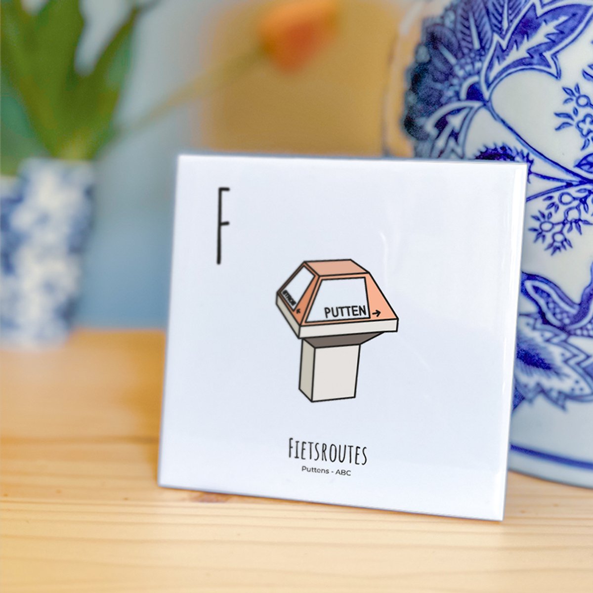 Fietsroutes - ABC tegeltje Putten - Keramiek met Handgetekende Illustratie - Wanddecoratie - Woondecoratie - Relatiegeschenk - Souvenir - 10,8 x 10,8 cm