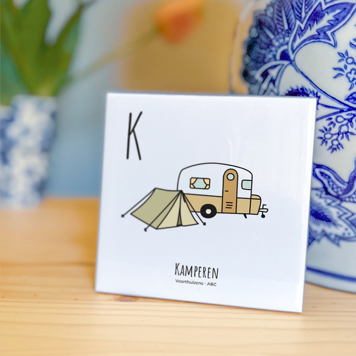 Kamperen - ABC tegeltje Voorthuizen - Keramiek met Handgetekende Illustratie - Wanddecoratie - Woondecoratie - Relatiegeschenk - Souvenir - 10,8 x 10,8 cm