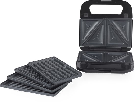 Een zwarte wafelmaker met drie verwisselbare platen ernaast.
