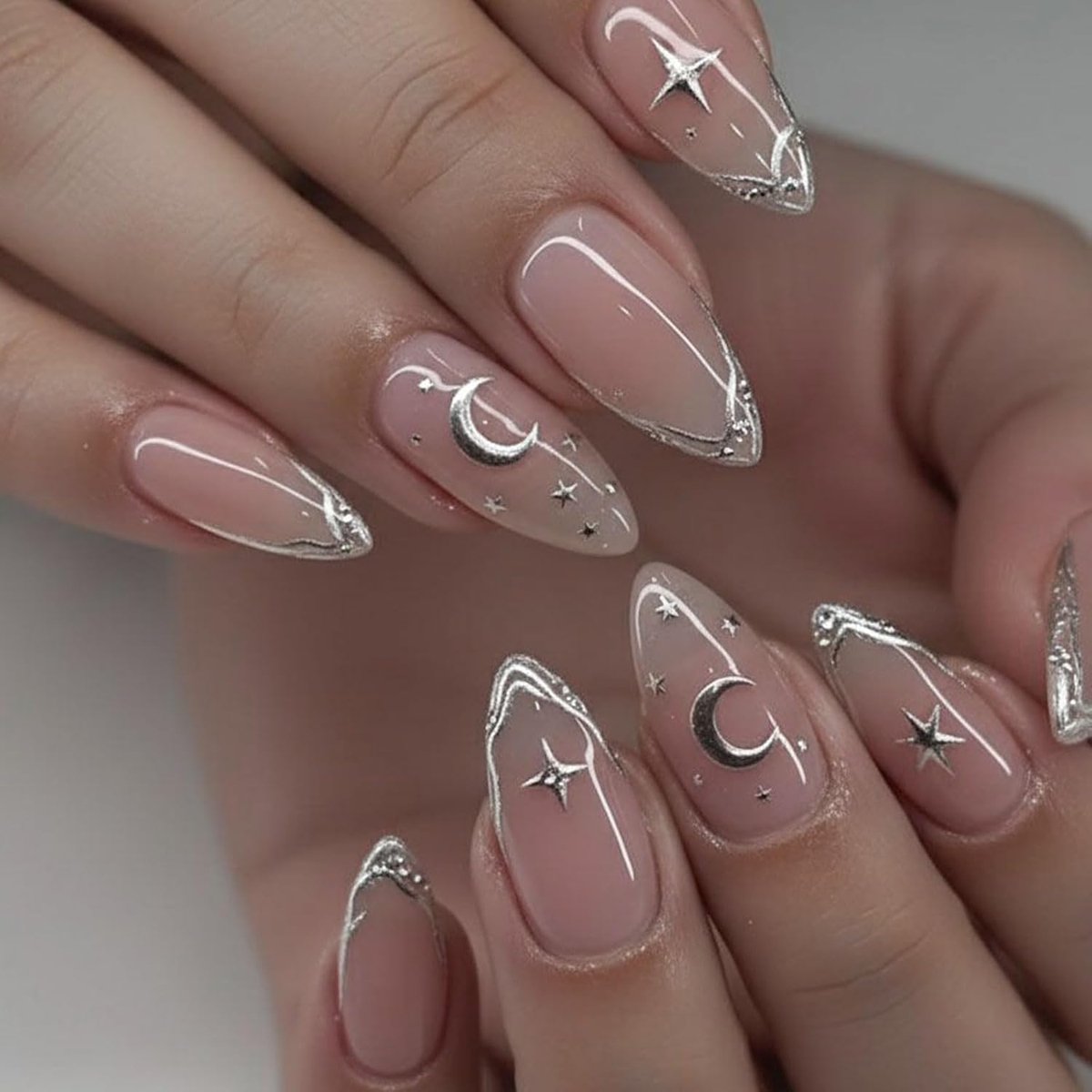 24 stuks kunstnagels in middelgrote amandelvorm - Glanzend ontwerp met zilveren sterren & maan voor een betoverende nachthemel-look - Zelfklevend