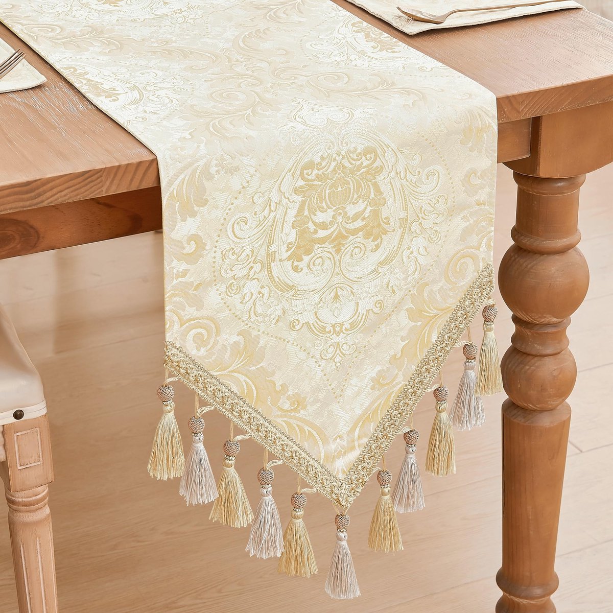 Omgoods - Tafelrunner met Kwasten 33x274 cm Lichtgoud