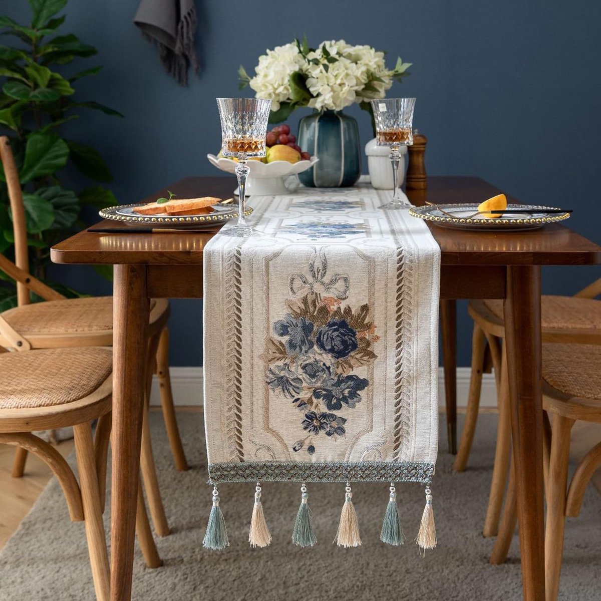 Omgoods - Luxe Tafelrunner met Meerdere Kwastjes voor Elegante Tafelsetting