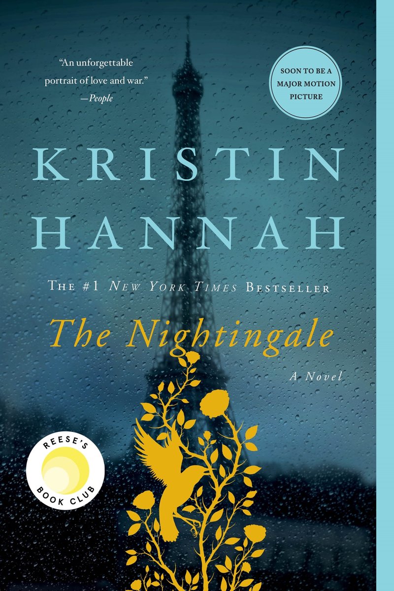 Boekomslag 'The Nightingale' van Kristin Hannah. Met de Eiffeltoren op de achtergrond, regen op het glas en een gouden vogel in een tak.