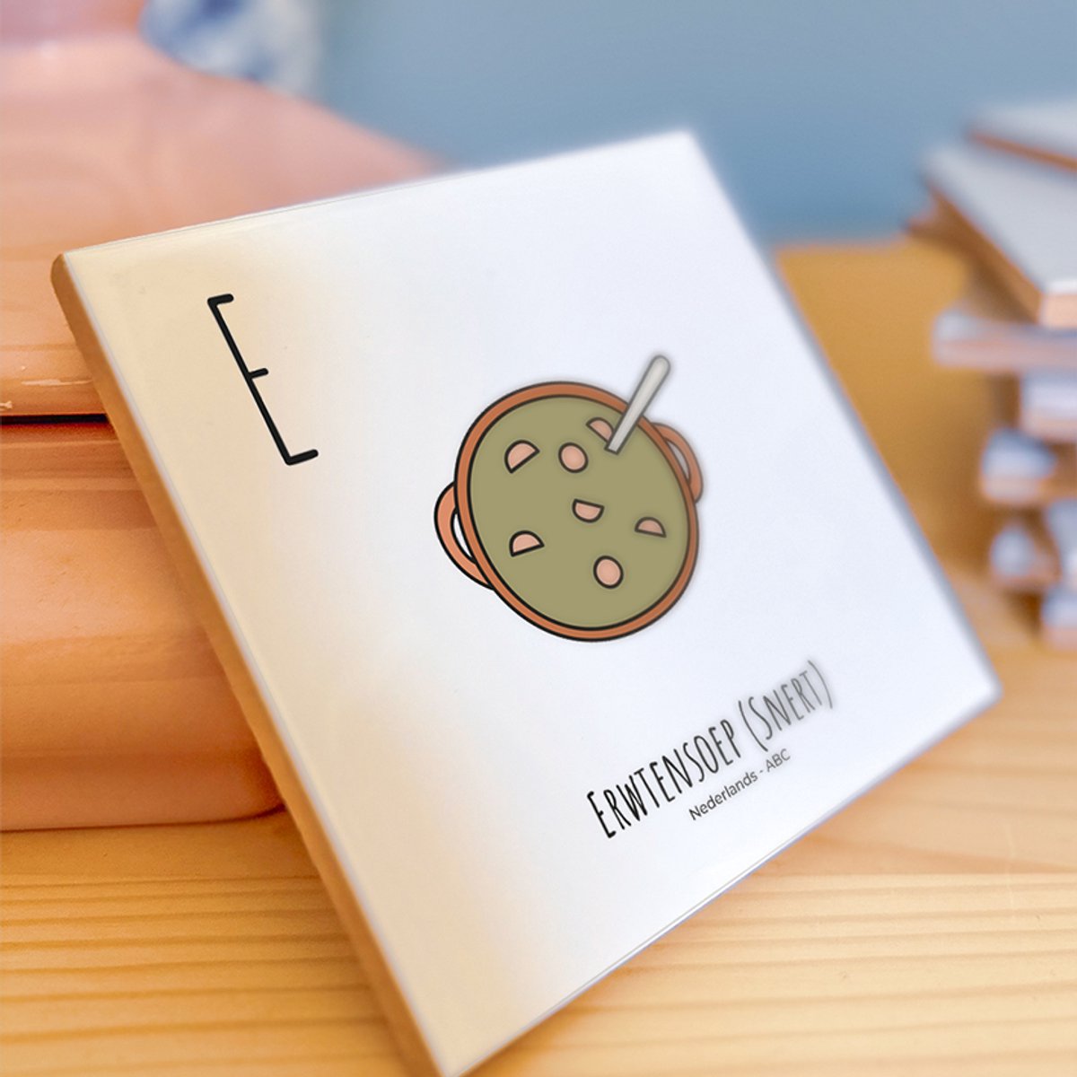 Erwtensoep (Snert) - ABC tegeltje Nederland - Keramiek met Handgetekende Illustratie - Wanddecoratie - Woondecoratie - Relatiegeschenk - Souvenir - 10,8 x 10,8 cm