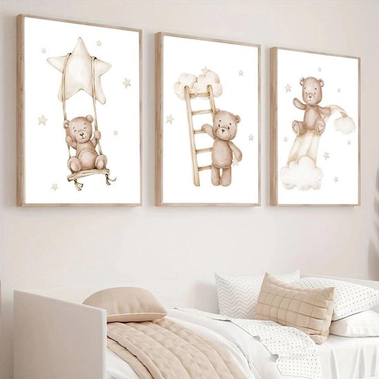 Drie posters voor een kinderkamer: teddybeer op schommel, teddybeer op ladder, teddybeer op regenboog.