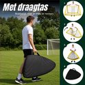 Man draagt een zwarte draagtas met een geel Umbro voetbaldoeltje erin. Ernaast stappen voor montage.