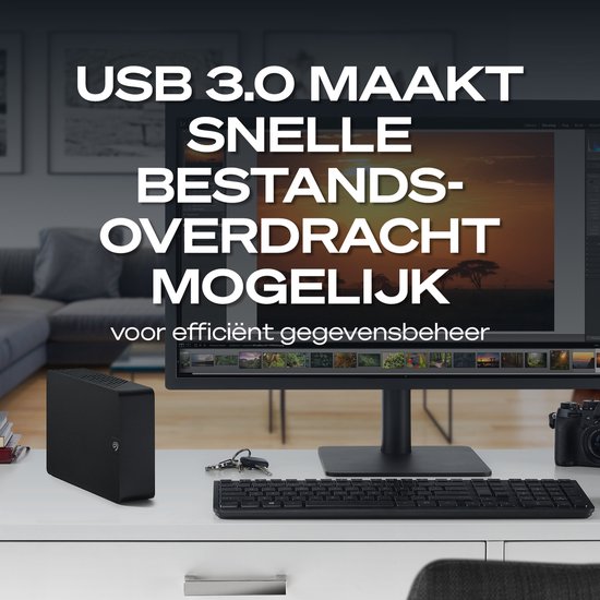 Disque dur externe noir à côté d'un ordinateur, se connecte via USB 3.0 pour un transfert de fichiers rapide.