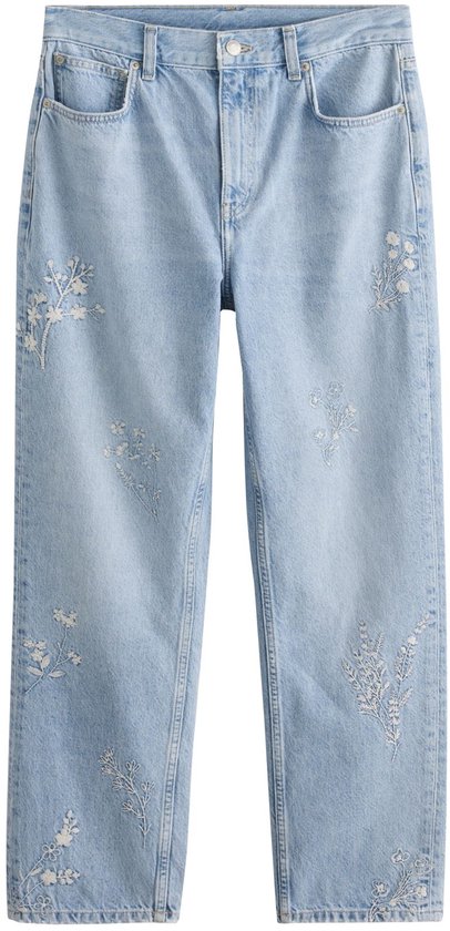 Lichtblauwe jeans met rechte pijpen, hoge taille en verspreide witte bloemenborduursels over de hele broek.