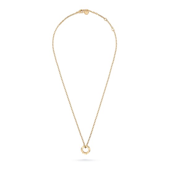 Gouden ketting met een ronde hanger met gravures.