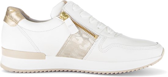 Zijaanzicht van een witte Gabor sneaker met gouden accenten op de hiel en rits.
