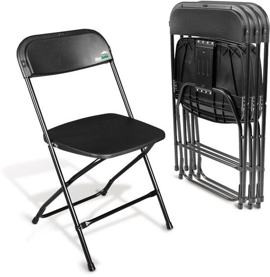 Zwarte klapstoel en een stapel van drie opgevouwen klapstoelen, op witte achtergrond.