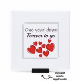 1 jaar relatie jubileum cadeau tegeltje met tegelhouder - Getrouwd - Geliefde - tegeltjes met tekst - 1 jaar relatie cadeau - 1 jaar samen - Cadeau Liefde - jubileum cadeau relatie - spreuktegels - 15x15 CM