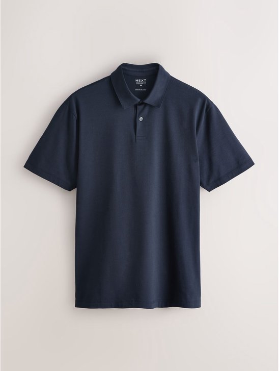 Een donkerblauwe polo met korte mouwen, kraag en knoopsluiting.