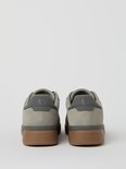 Achterkant van grijze suède Björn Borg sneakers met bruine zolen en merkopdruk.
