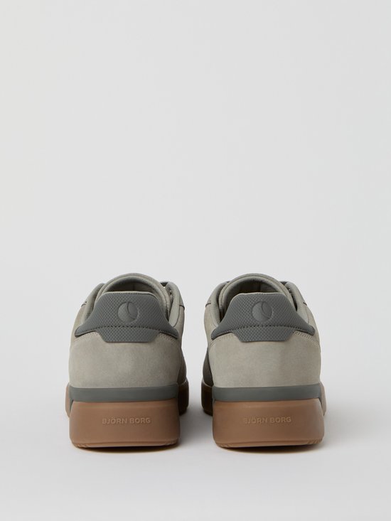 Achterkant van grijze suède Björn Borg sneakers met bruine zolen en merkopdruk.