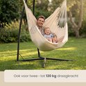Man met baby in crème hangmat, geschikt voor 2 personen tot 120 kg.