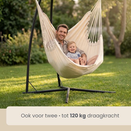 Man met baby in crème hangmat, geschikt voor 2 personen tot 120 kg.