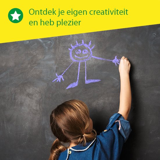 Une fille avec des couettes dessine à la craie violette sur un tableau noir.