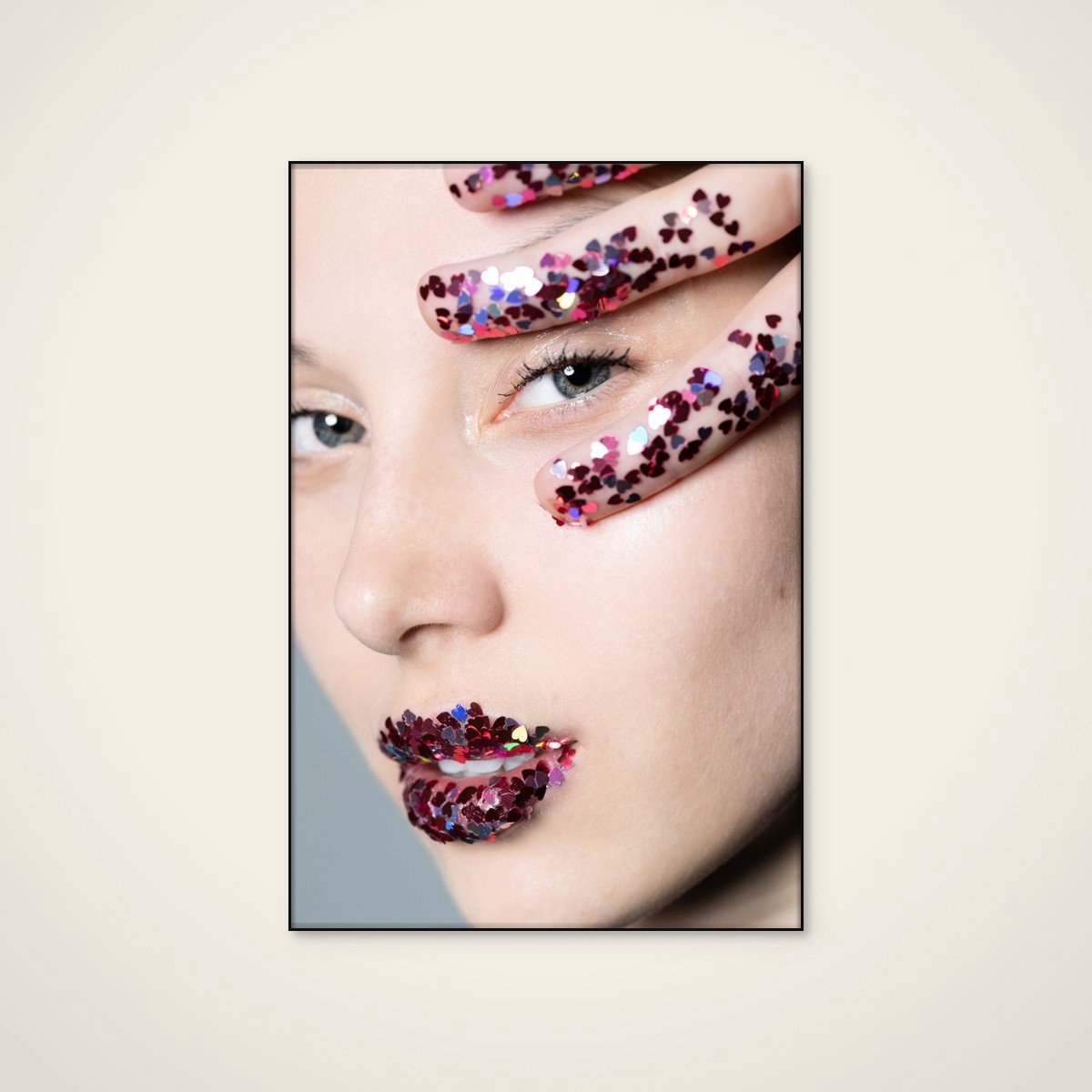 Akoestisch schilderij - 60 x 90 cm - Glitter Heart Lips van Andrea Ventura - Abstracte wanddecoratie - zwart textielframe