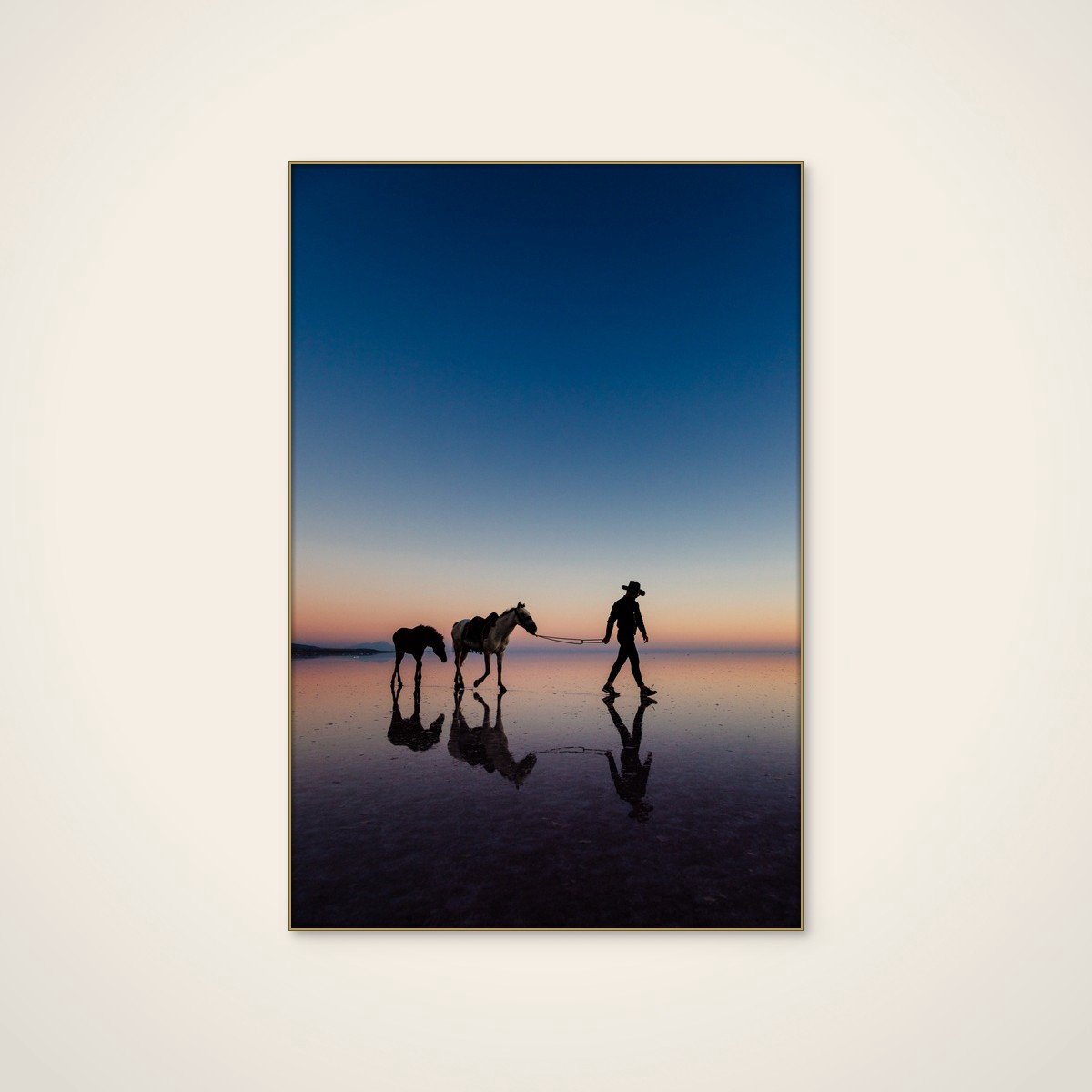 Akoestisch schilderij - 60 x 90 cm - Cowboy Horses Twilight Reflection van M. Emre Erol - Abstracte wanddecoratie - goud textielframe