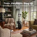 Zwarte, compacte roeitrainer met 'Rockerz' logo, staand opgeborgen in een woonkamer. "Train. Verplaats. Berg op."