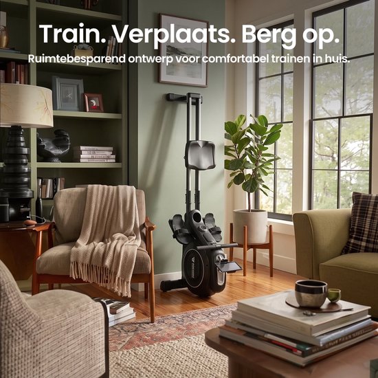 Zwarte, compacte roeitrainer met 'Rockerz' logo, staand opgeborgen in een woonkamer. "Train. Verplaats. Berg op."
