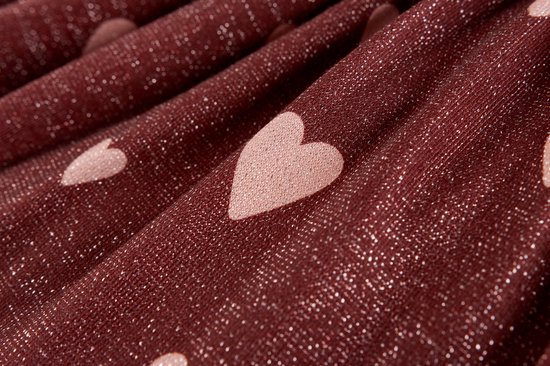 Gedetailleerde textuur van bordeauxrode stof met roze hartjes en glitter.