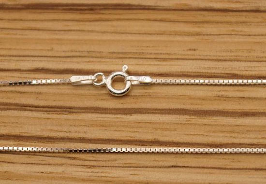 Zilveren ketting met een dikte van 1 mm, lengte 70 cm, met karabijnsluiting. Het "ITALY" en "925" merkteken is zichtbaar.