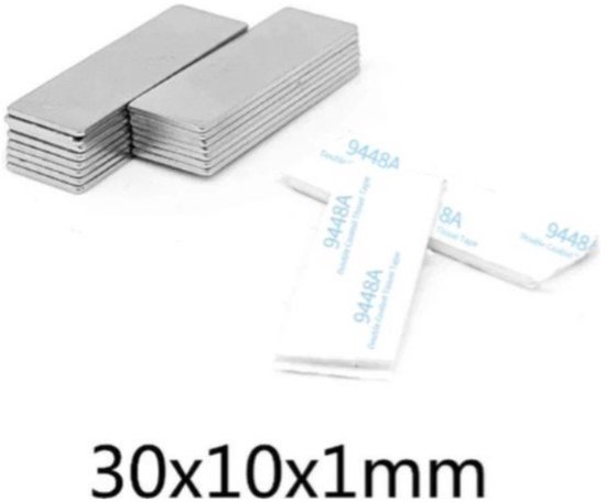 Twee stapels platte, zilverkleurige magneten 30x10x1mm met witte tape 9448A erop.
