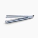 Lichtblauwe Babyliss Hydro Fusion Styler stijltang met aan/uit knop en instellingen op het handvat.