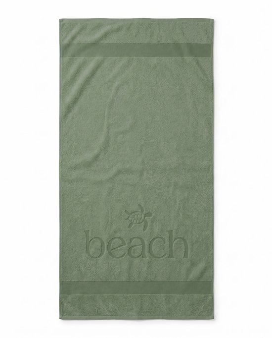 Lichtgroen badlaken met 'Beach'-opschrift en schildpadmotief, met horizontale banden aan de boven- en onderkant.