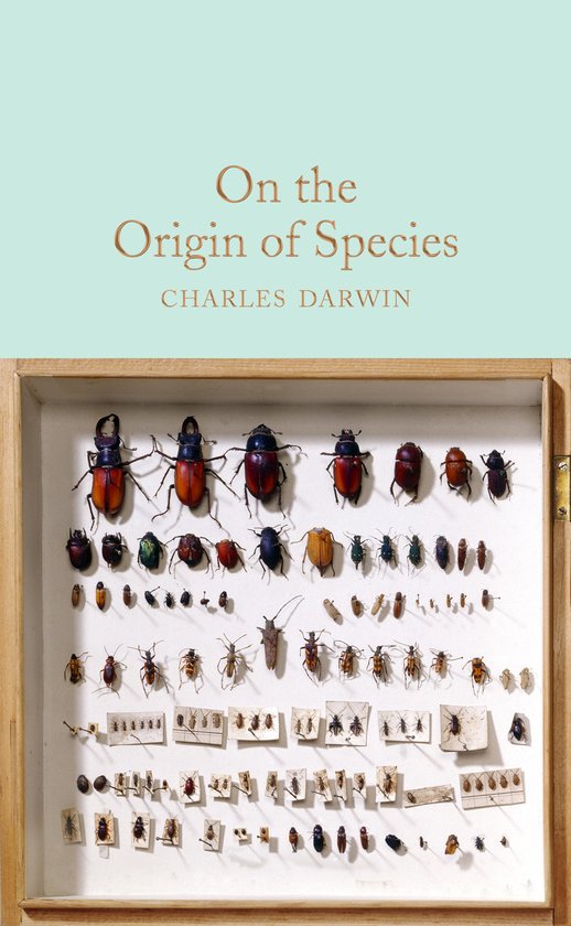 Boek 'On the Origin of Species' van Charles Darwin met een houten vitrine vol met insecten, waaronder verschillende kevers.