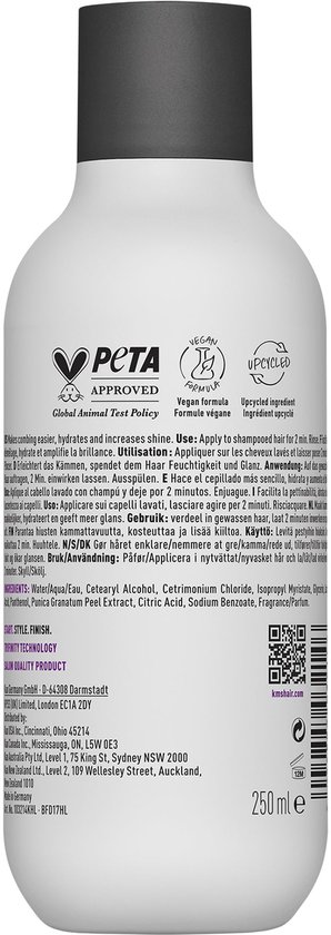 Achterkant van witte KMS Color Vitality conditioner fles met PETA, Vegan en Upcycled logo's en productinformatie.