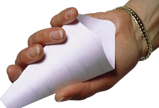 Een hand met een gouden armband die een Urinelle plasgootje vasthoudt.