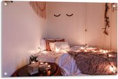 Tuinposter – Gezellig Slaapkamer met Lampjes - 90x60cm Foto op Tuinposter  (wanddecoratie voor buiten en binnen)