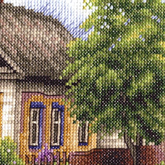 Detail van een kruissteek van een geel huis met blauwe raamomlijsting en groene bomen.