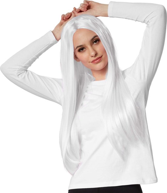Model met lang, steil, wit haar, met handen achter het hoofd.
