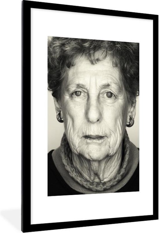 Photo encadrée - Portrait d'une vieille femme patinée cadre photo noir avec  passe... | bol