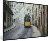 Photo encadrée - Le tramway jaune monte les rues escarpées de Lisbonne cadre photo noir 60x40 cm - Affiche encadrée (Décoration murale salon / chambre)