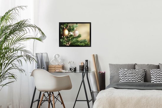 Photo dans le cadre - Gros plan des décorations de Noël dans le cadre photo sapin de Noël noir sans passe-partout 40x30 cm - Affiche sous cadre (Décoration murale salon / chambre)