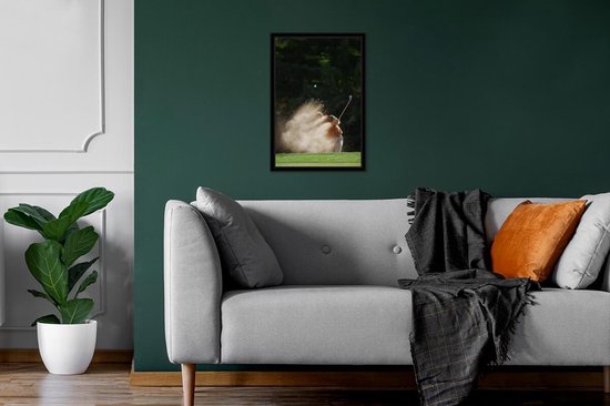 Fotolijst incl. Poster - Een mannelijke golfer slaat de golfbal uit de bunker op het green - 20x30 cm - Posterlijst