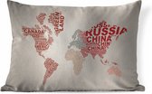 Sierkussens - Kussen - Wereldkaart gemaakt met de namen van landen op een rozige achtergrond - 60x40 cm - Kussen van katoen