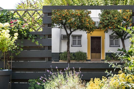 Poster Porte colorée dans le jardin espagnol de Santa Cruz 120x80 cm - Toile de jardin / Toile d'extérieur / Peintures pour l'extérieur (décoration de jardin)