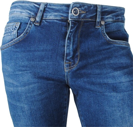 Detail van de voorkant van blauwe skinny jeans met knoopsluiting en zak.