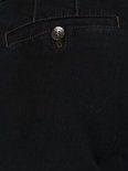 Donkerblauwe jeans met bruine stiksels en een knoopsluiting op de achterzak.
