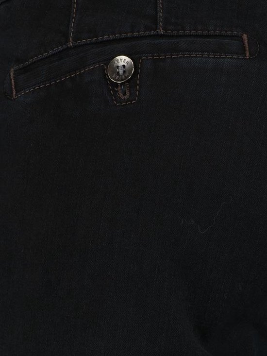 Donkerblauwe jeans met bruine stiksels en een knoopsluiting op de achterzak.