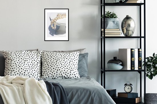 Collier de perles sur socle blanc